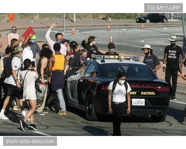 卢辛达·布兰德巴黎-鲁贝被粉丝伸手击中摔车，颈部疼痛仍获第十名网页